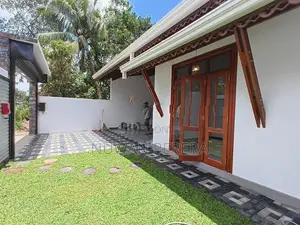 Piliyandala Kasbewa 4 vehicles parking brand new house sale .