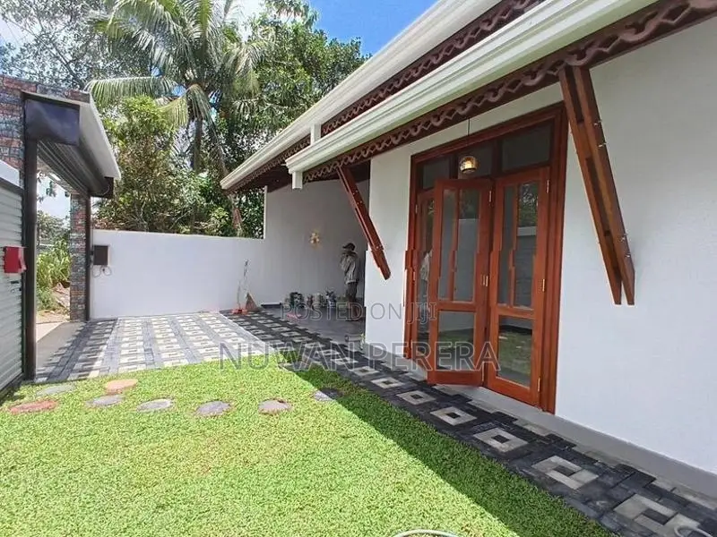 Piliyandala Kasbewa 4 vehicles parking brand new house sale .