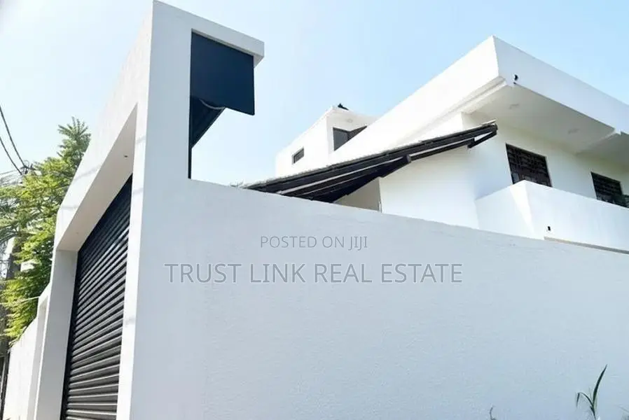 කඳාන නගරයේ අලුතින් ඉදිකරන ලද අලංකාර දෙමහල් නිවසක්