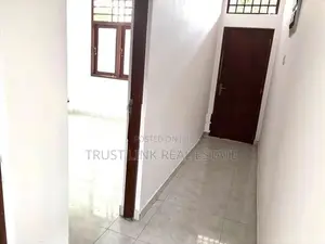 කඳාන නගරයේ අලුතින් ඉදිකරන ලද අලංකාර දෙමහල් නිවසක්
