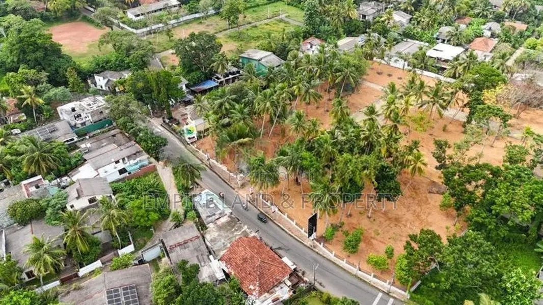 නිදහස් වටපිටාවක අගනා බිම් කොටස් 457 බස් පාරට මුහුණලා පානදුර හිරණ