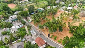 නිදහස් වටපිටාවක අගනා බිම් කොටස් 457 බස් පාරට මුහුණලා පානදුර හිරණ