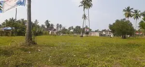 කුරුණෑගල හලාවත පාරට මුහුණලා ඉඩමක්