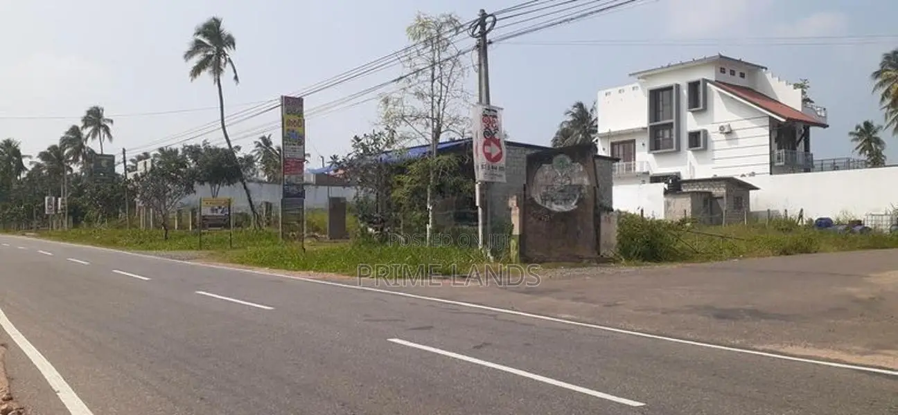 කුරුණෑගල හලාවත පාරට මුහුණලා ඉඩමක්