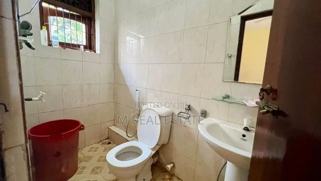 05 Bedrooms for House Sale 7.9 P Land in Hampden Ln, Wellawatte