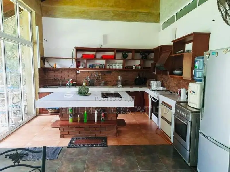 4 Bedroom House for Rent at Colombo 06 (EM038MI)