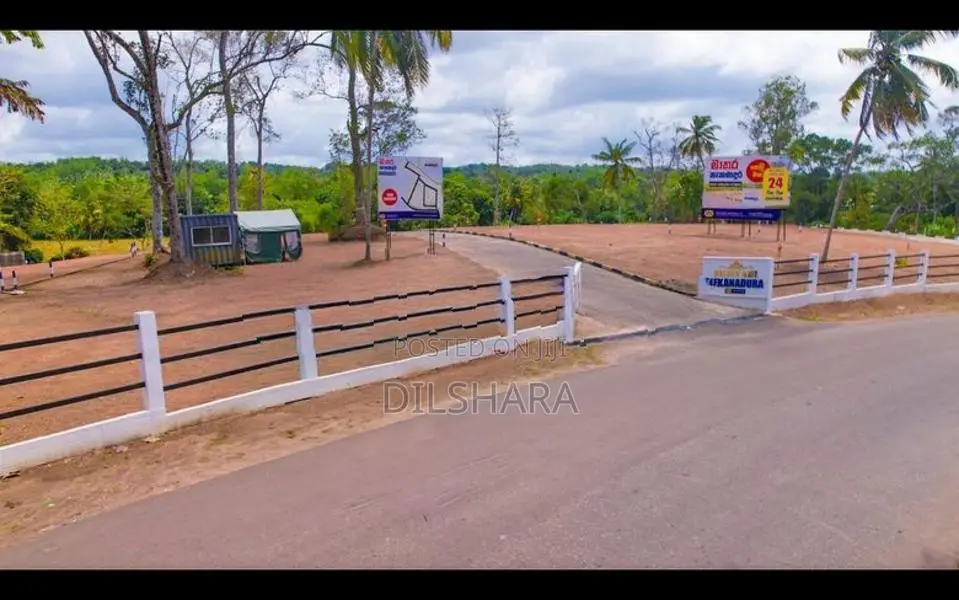 කැකනදුර බස් පාරෙන් ඉඩමක්