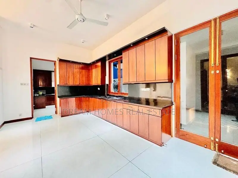 Super Luxury 3-Story House for Sale – Kotte