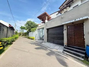 Luxury 4-Bedroom House for Sale – Pelawatta