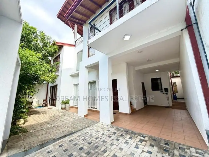 Luxury 4-Bedroom House for Sale – Pelawatta