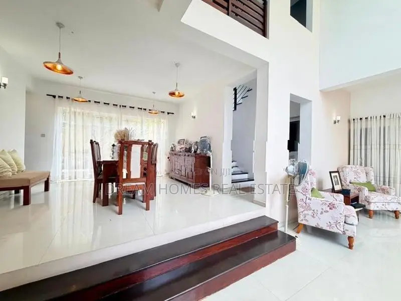 Luxury 4-Bedroom House for Sale – Pelawatta
