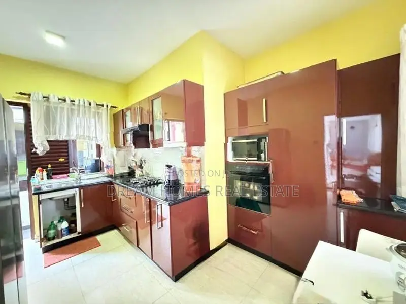 Luxury 4-Bedroom House for Sale – Pelawatta