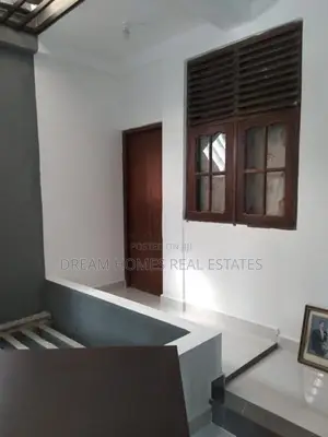 Spacious Dual-Unit House Near Kandy Road – Kadawatha