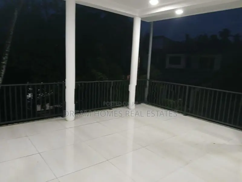 Spacious Dual-Unit House Near Kandy Road – Kadawatha