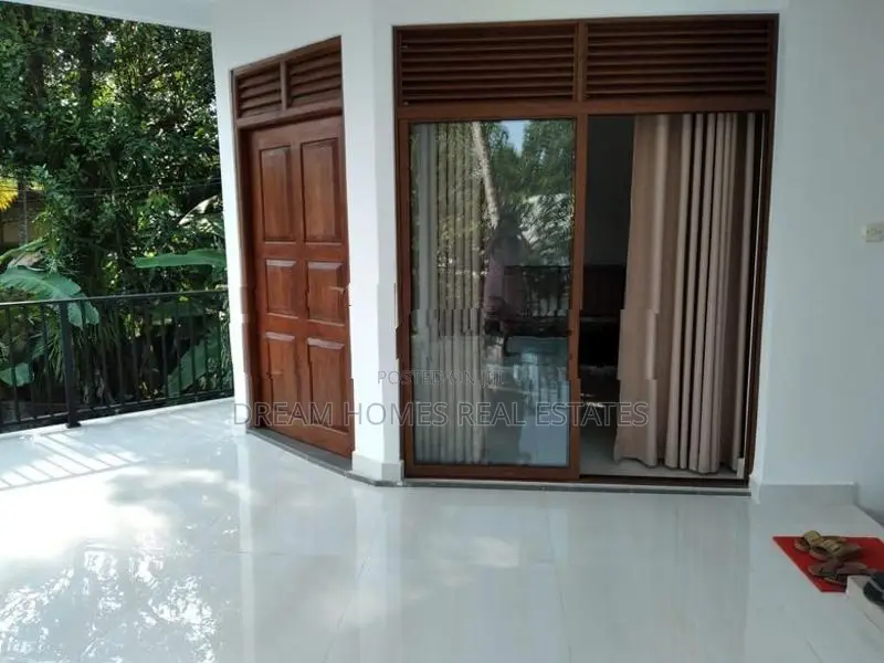 Spacious Dual-Unit House Near Kandy Road – Kadawatha