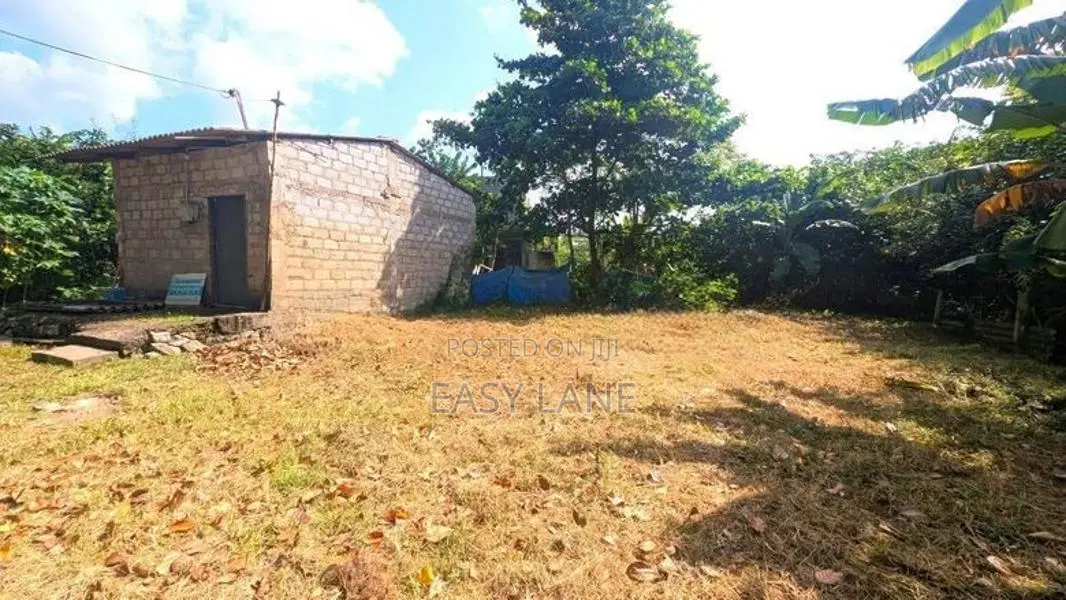අංගොඩ නගරය මැදින් පර්චස් 8 ක නේවාසික ඉඩමක් විකිණීමට.