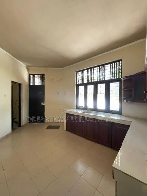 Luxury 2-Storey Residence for Sale – Prime Thalahena Location