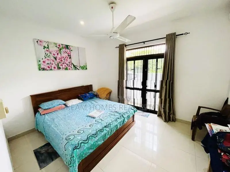 Modern 3-Bedroom House for Sale – Maharagama Temple Road