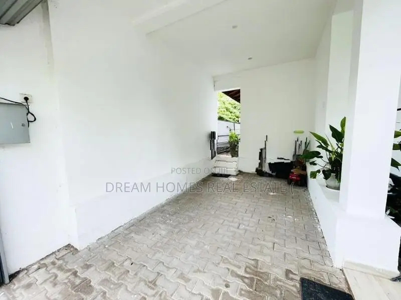 Modern 3-Bedroom House for Sale – Maharagama Temple Road