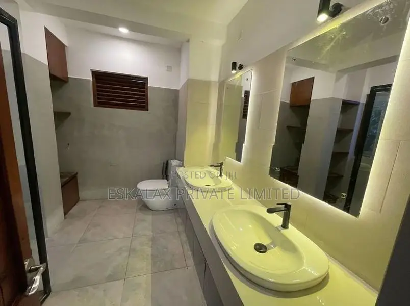 5 Bedrooms House For Rent in Colombo 7 - A6
