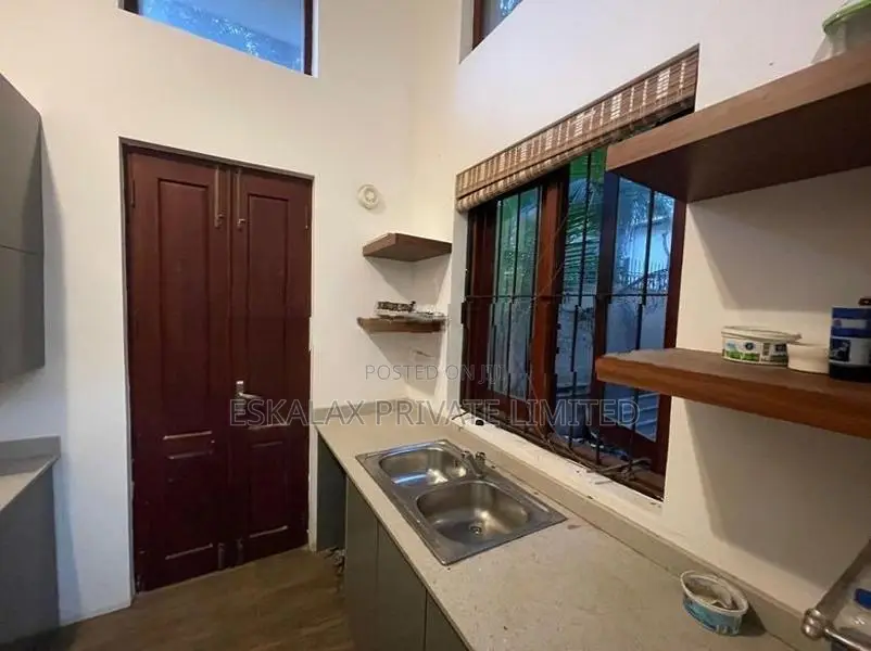 5 Bedrooms House For Rent in Colombo 7 - A6