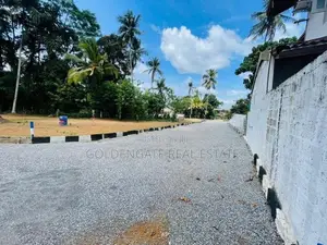 යක්කල නුවර පාරට ලගින් ගම්පහ මහනගර සභා සීමාවෙන් වටිනා බිම් කොටසක්