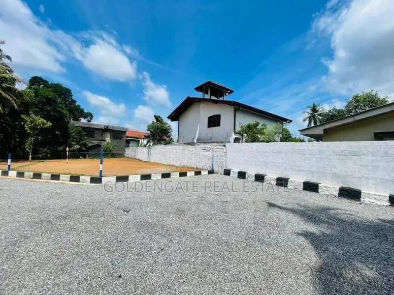 යක්කල නුවර පාරට ලගින් ගම්පහ මහනගර සභා සීමාවෙන් වටිනා බිම් කොටසක්