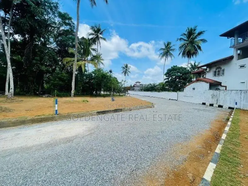 යක්කල නුවර පාරට ලගින් ගම්පහ මහනගර සභා සීමාවෙන් වටිනා බිම් කොටසක්