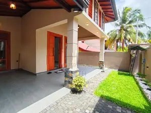 පදිංචියට සෑදු ළස්සන ණවමාදිලියේ නිවසක් විකිනිමට