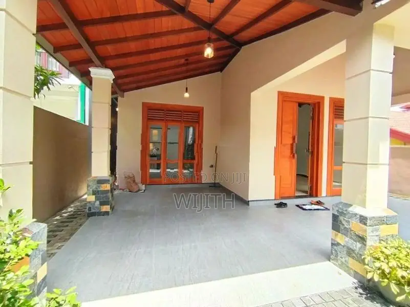 පදිංචියට සෑදු ළස්සන ණවමාදිලියේ නිවසක් විකිනිමට