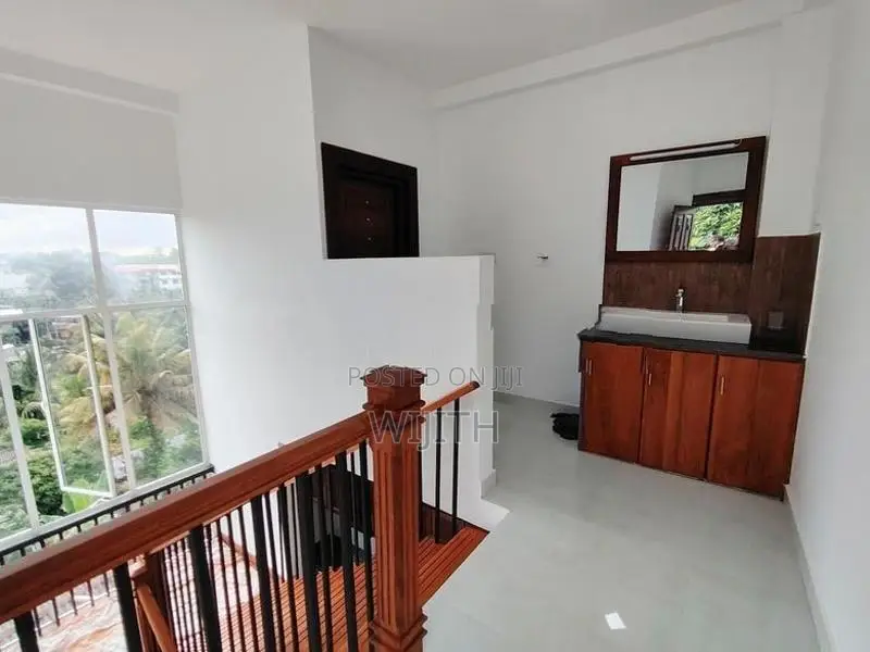 පදිංචියට සෑදු ළස්සන ණවමාදිලියේ නිවසක් විකිනිමට