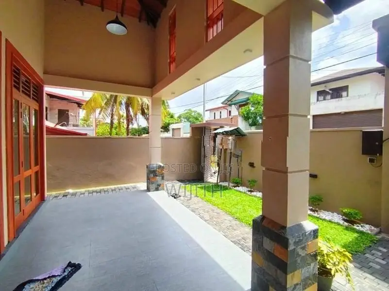 පදිංචියට සෑදු ළස්සන ණවමාදිලියේ නිවසක් විකිනිමට