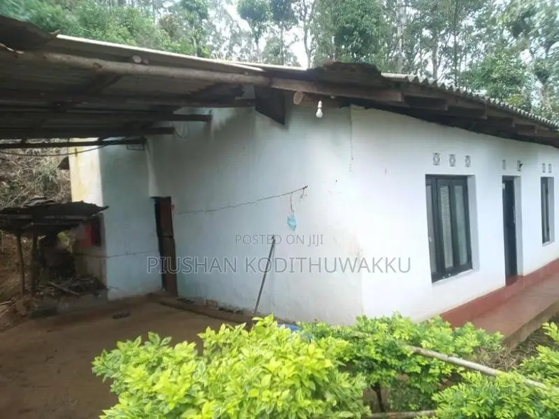 නිවසක් විකිනීමට ඇත.