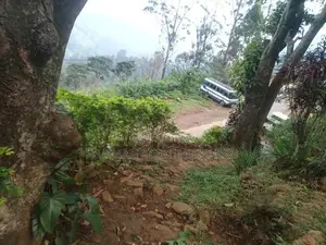 නිවසක් විකිනීමට ඇත.