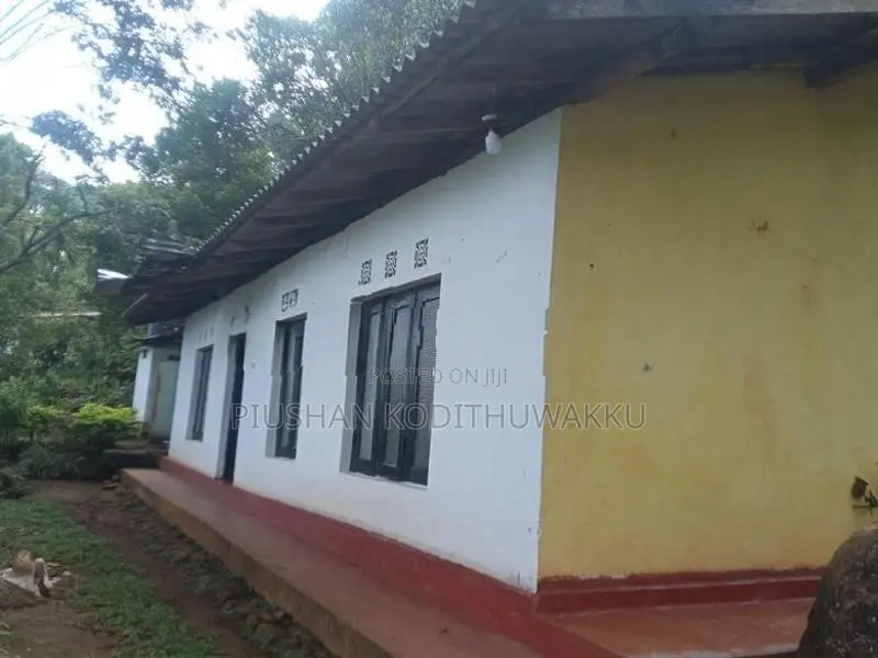 නිවසක් විකිනීමට ඇත.