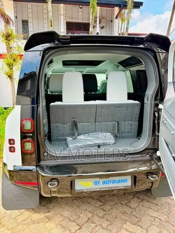 Land Rover Defender X-Dynamic 7 Seater 2026