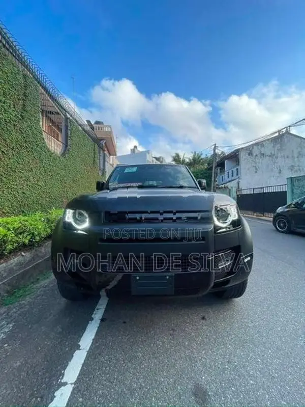 Land Rover Defender SE 2025