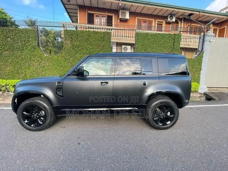 Land Rover Defender SE 2025