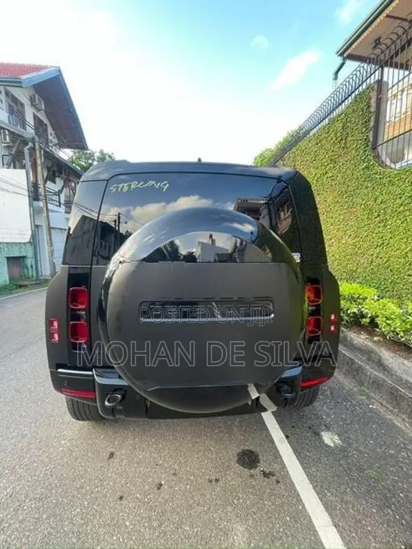 Land Rover Defender SE 2025