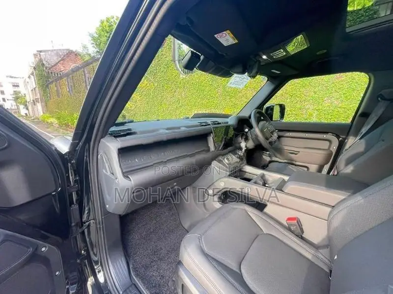 Land Rover Defender SE 2025