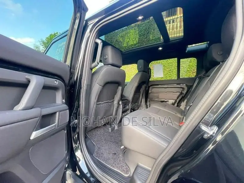 Land Rover Defender SE 2025