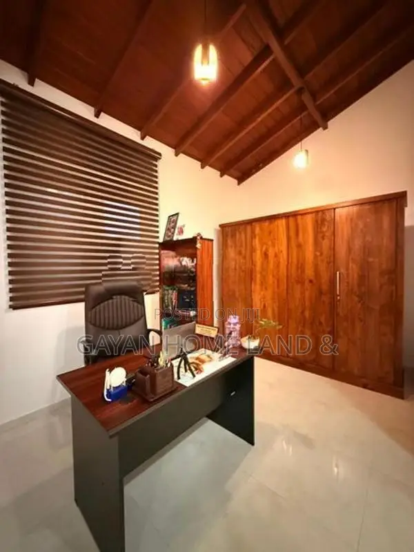 ගෘහභාණ්ඩ සමග නවීන පන්නයේ තෙමහල් නිවස විකිණීමට පිලියන්දලින්