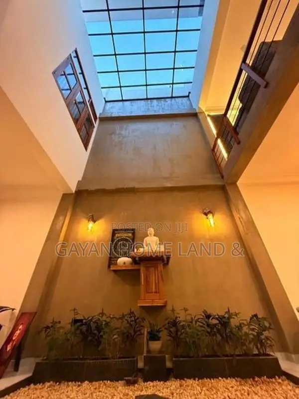 ගෘහභාණ්ඩ සමග නවීන පන්නයේ තෙමහල් නිවස විකිණීමට පිලියන්දලින්
