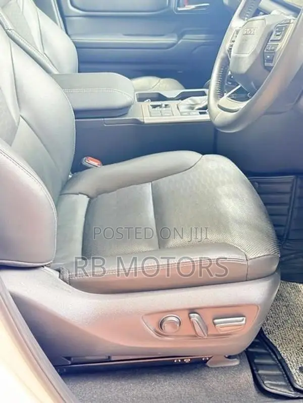 Toyota Land Cruiser Prado 250 VX 2024