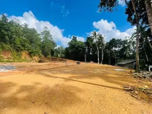 Kadawatha නගරයට ආසන්නයෙන් ගණේමුල්ල පාරට 500m දුරින් ඉඩම්