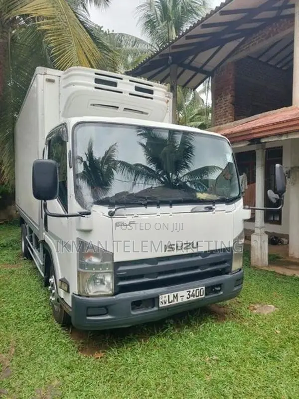 Isuzu NPR85AN 2011
