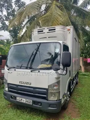 Isuzu NPR85AN 2011