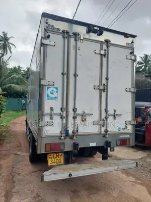 Isuzu NPR85AN 2011