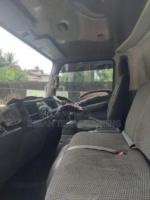 Isuzu NPR85AN 2011
