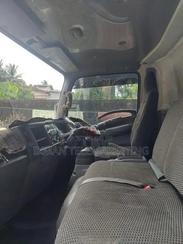 Isuzu NPR85AN 2011
